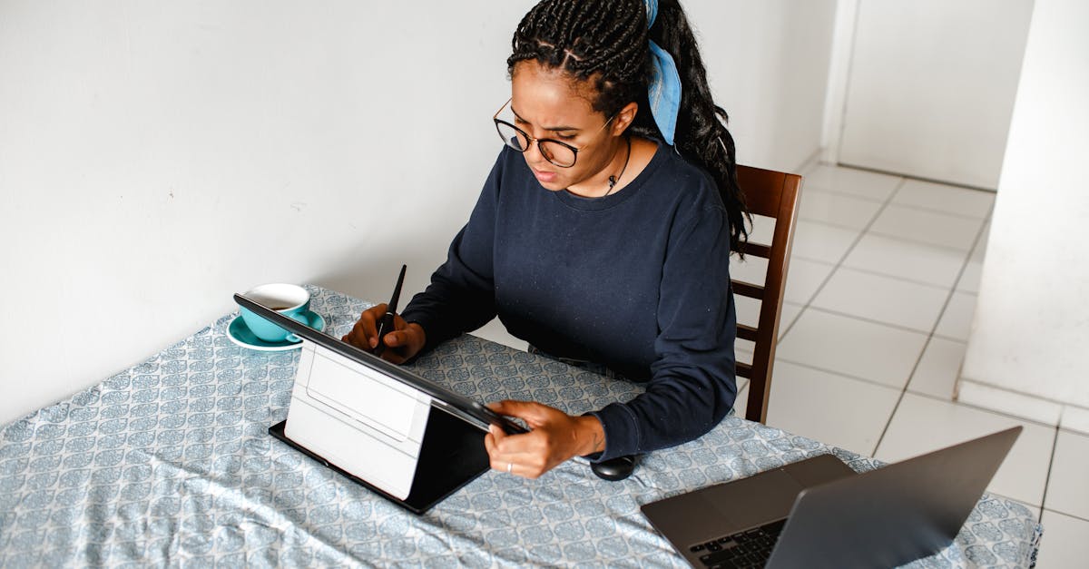 別讓寵物攝影機變成「監視器」：從毛孩視角出發，找回我們遺忘的連結感